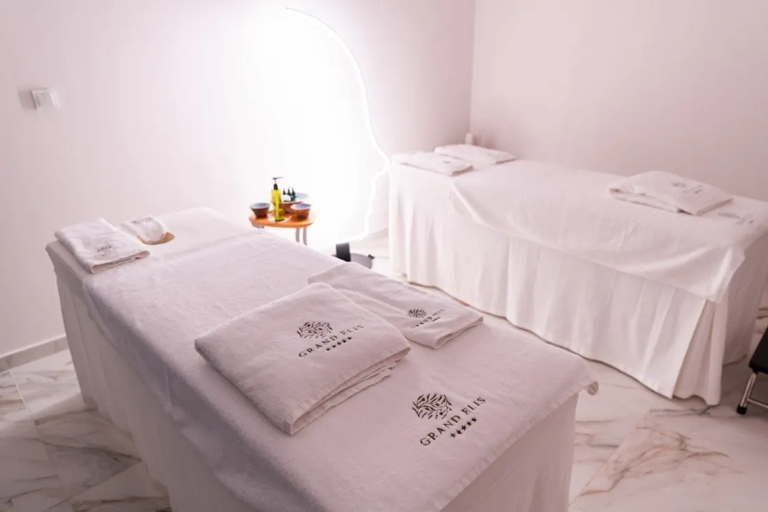 A massage room with folded towels